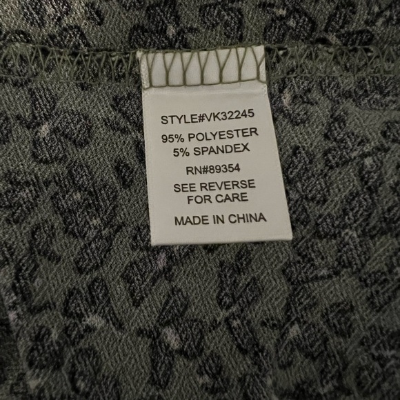 Adrienne Vittandini Shirt Women Size XL Green and Black NWT Silver Chain Detail - Picture 3 of 5